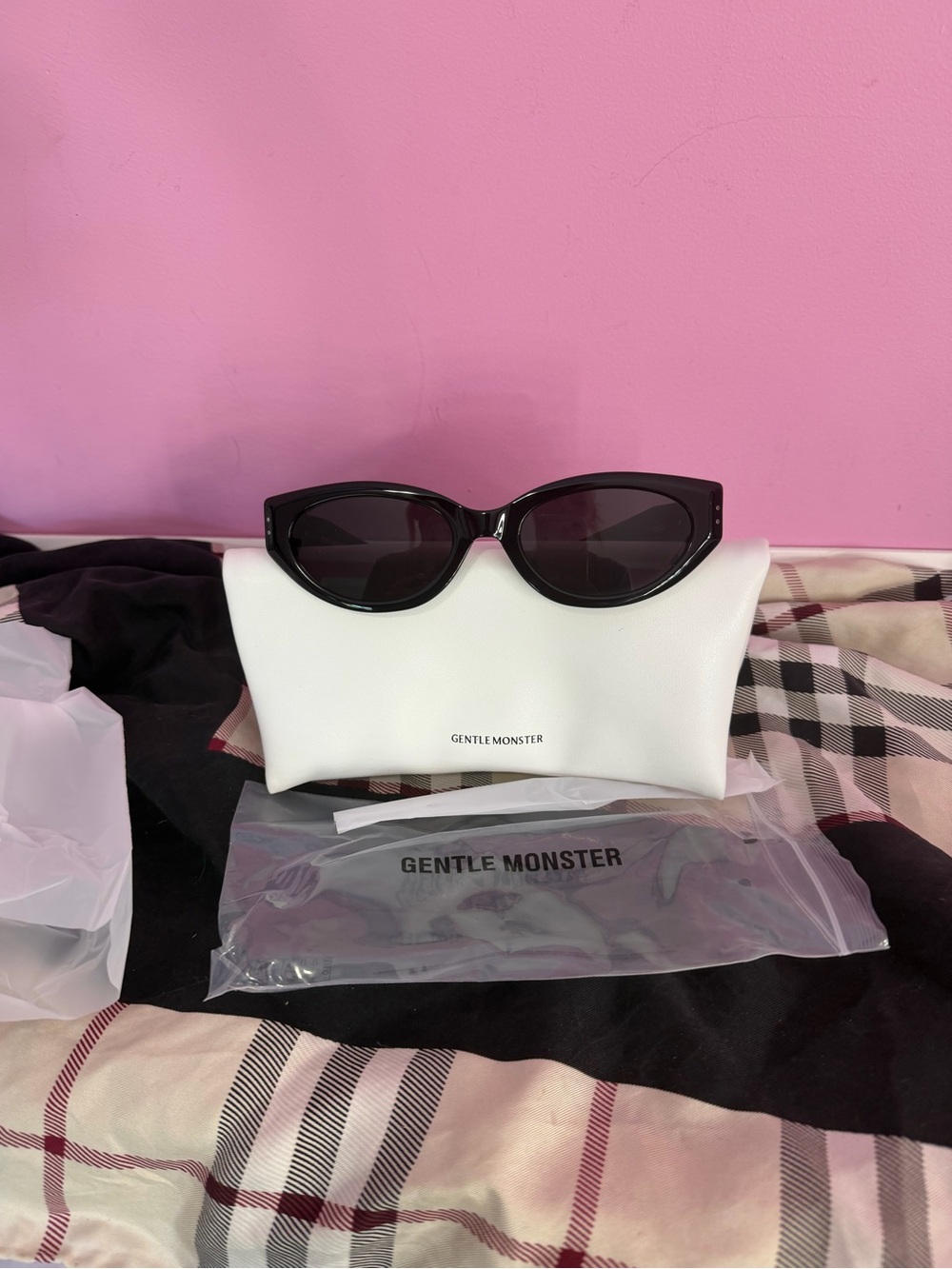 Brand new ! GENTLE MONSTER Glossy Black Cat-Eye Sunglasses